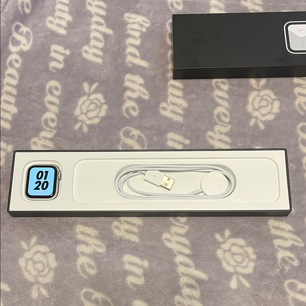 Nike Apple Watch SE 40mm - Picture 3 of 6